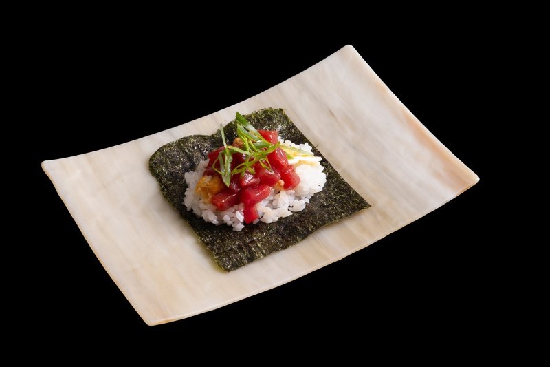Grup Nomo : Tàrtar de tonyina amb ou ferrat, pa de pagès i oli de l’Empordà